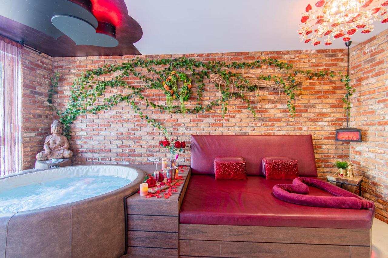 Jacuzzi - Love - BDSM - Extra Luxury - EV chargger - Valentine's Day - Red Room - Flexible SelfCheckIns 28 Zagreb Exterior foto