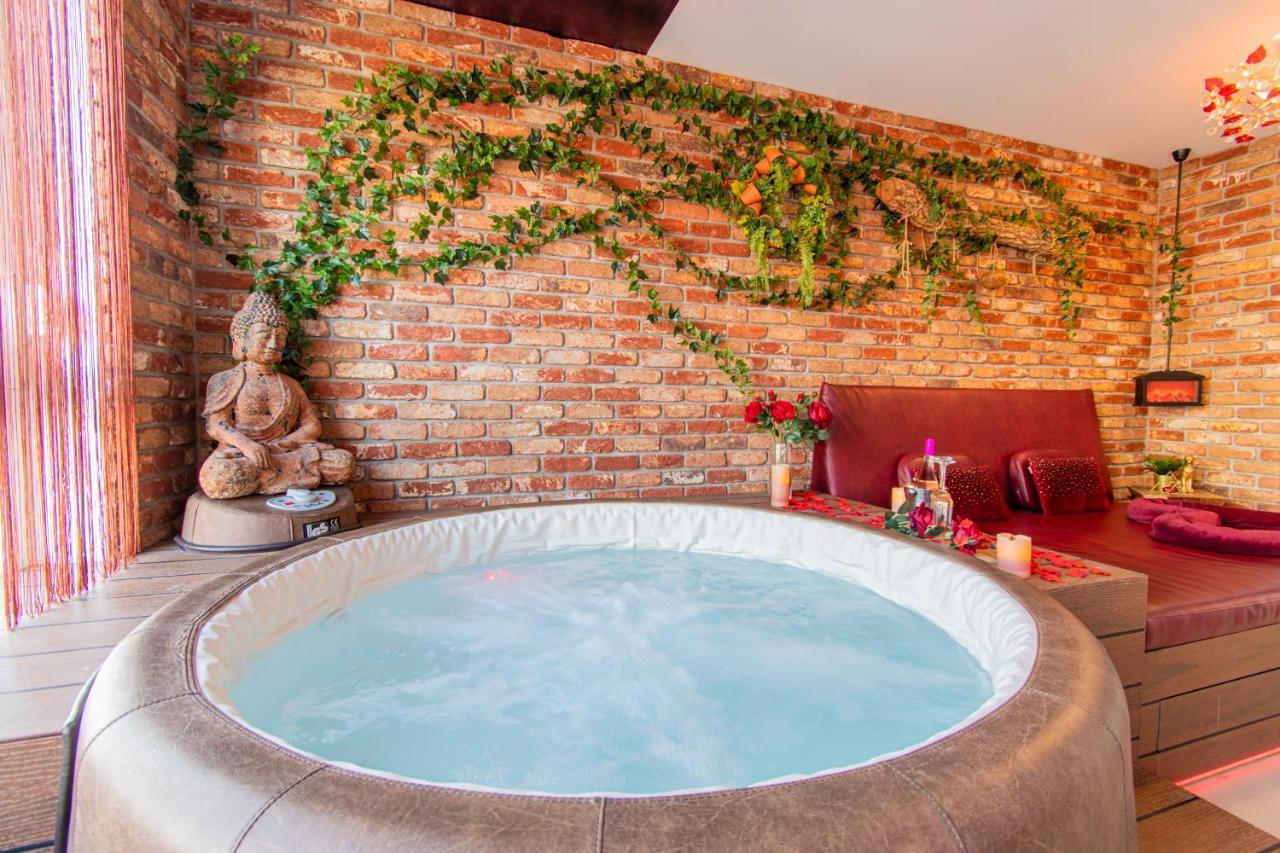 Jacuzzi - Love - BDSM - Extra Luxury - EV chargger - Valentine's Day - Red Room - Flexible SelfCheckIns 28 Zagreb Exterior foto